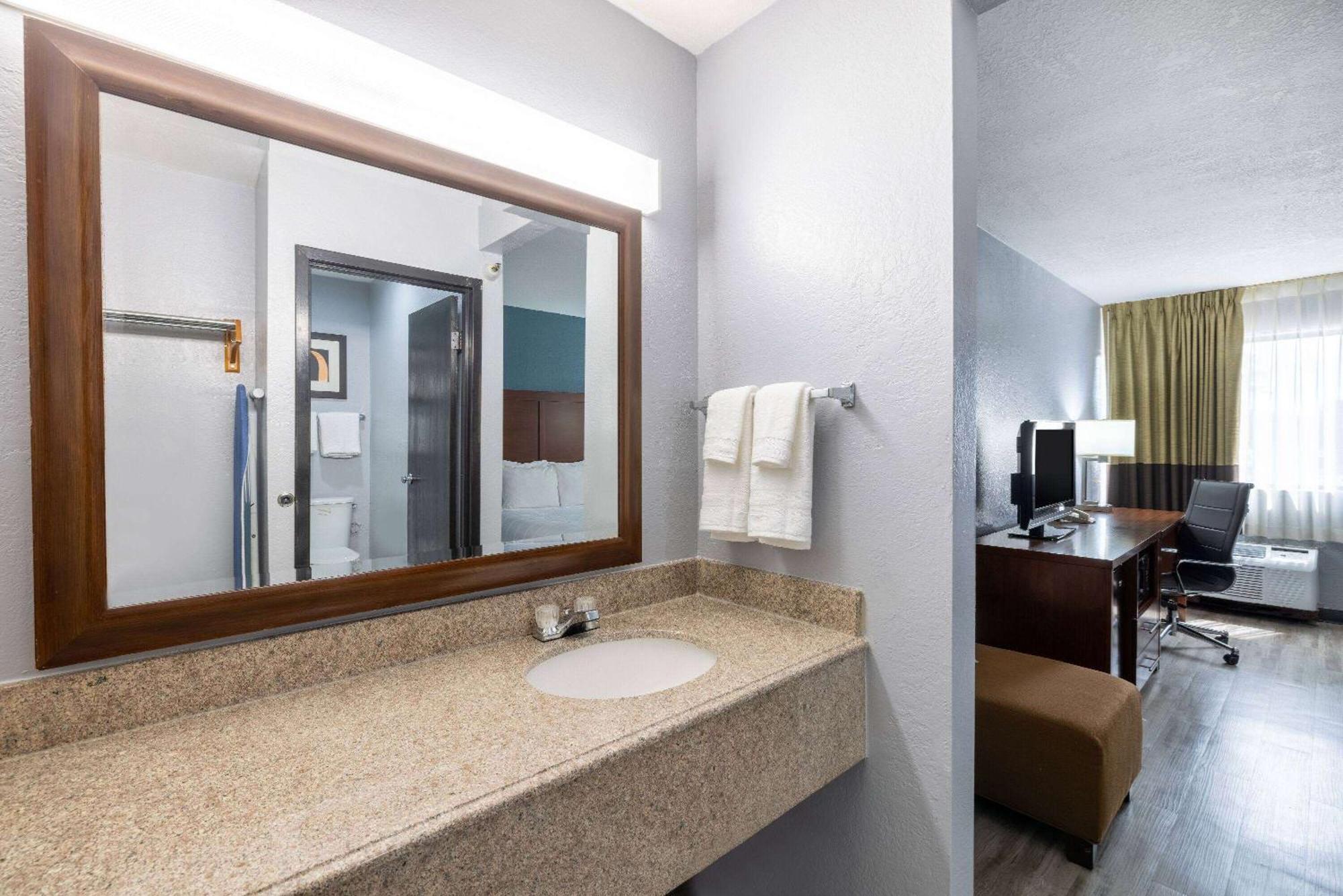Travelodge By Wyndham Brooklyn Center Extérieur photo