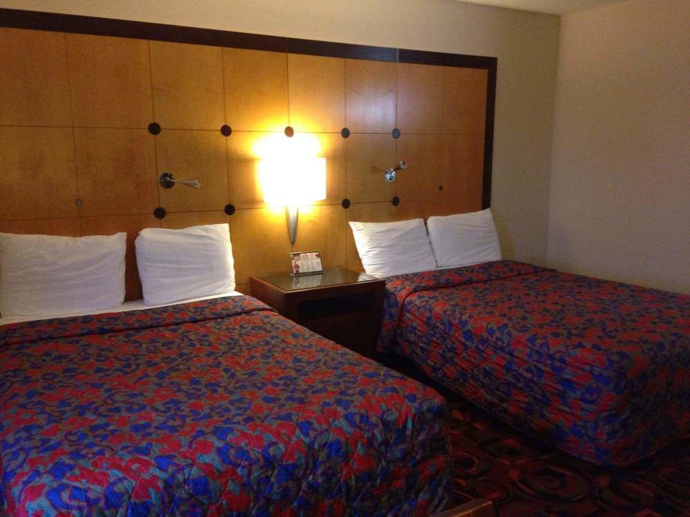 Travelodge By Wyndham Brooklyn Center Extérieur photo