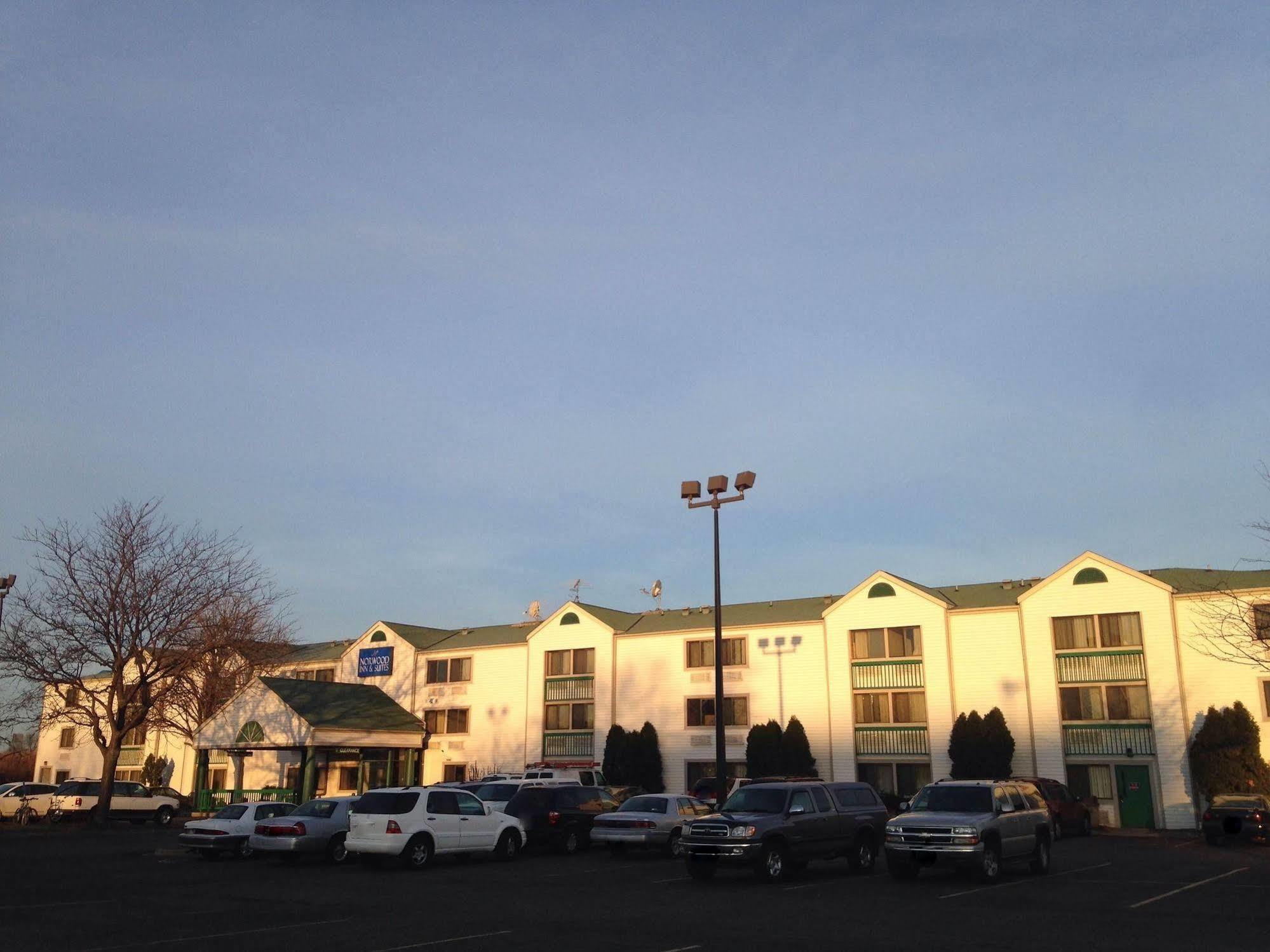 Travelodge By Wyndham Brooklyn Center Extérieur photo